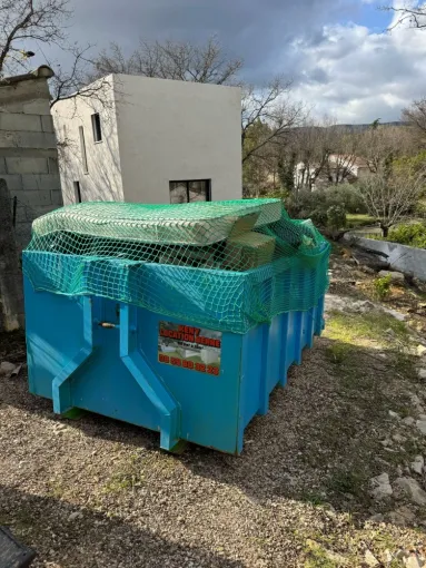 đ Vide Maison Ă La Ciotat : Keny Location sâoccupe de tout, du dĂ©barras Ă lâĂ©vacuation des dĂ©chets !, Cuers, Keny Location de Benne