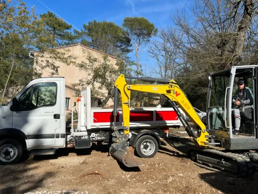 🌧️ Intempéries au Lavandou ? urgence pour vos travaux de terrassement, Cuers, Keny Location de Benne