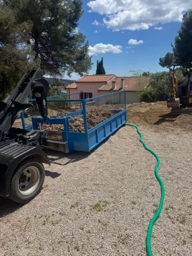 🌳 Bennes pour souches & nettoyage à Solliès-Pont , Cuers, Keny Location de Benne