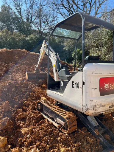 Travaux de terrassement avec mini pelle à Pierrefeu du Var par Keny Location de Benne, Cuers, Keny Location de Benne